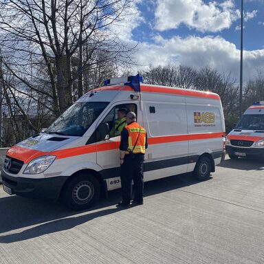 Die Marschkolonne mit den Krankentransportwagen der MTF 34 Kassel trifft am Sammelraum an der A5 bei Frankfurt ein